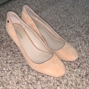 Women’s Calvin Klein Heels Size 7 in Tan/Cream- Brushed Fabric, Closed Toe
